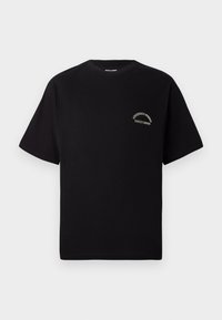 Sort kortærmet T-shirt med rund hals og lille hvid buet tekst på venstre bryst, der står "ORIGINALS STORE DAILY BASICS".