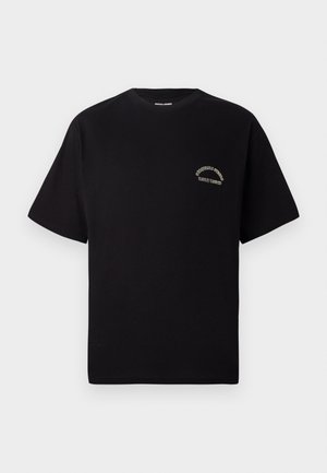 Schwarzes T-Shirt mit kurzen Ärmeln und Rundhalsausschnitt, mit kleinem weißem, geschwungenem Text auf der linken Brust, der "ORIGINALS STORE DAILY BASICS" liest.