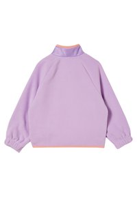 Fioletowy polar z podwyższonym kołnierzem i pomarańczowym akcentem na szyi. Posiada rękawy raglanowe i elastyczne mankiety dla luźnego dopasowania.