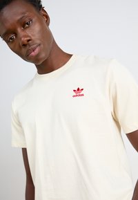 adidas Originals FASHION - Μπλουζάκι με στάμπα - white