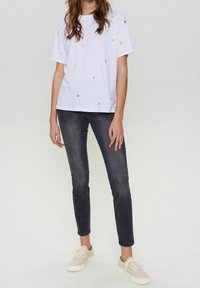 Nümph T-shirt med print - white