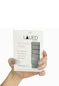 Grijze nagellak wraps in een witte doos met roze tekst, met eenvoudige instructies voor aanbrengen en verwijderen. Product genaamd "Morning Fog."