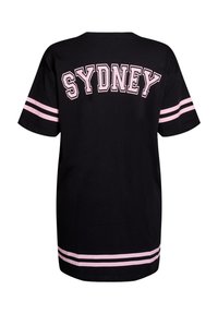 Črna majica s kratkimi rokavi, na hrbtni strani pa z velikimi, rožnatimi črkami piše "SYDNEY" in na vsakem rokavu sta dve vodoravni rožnati črti.