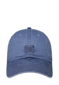 Blå bomullscap med broderad logotyp på framsidan, böjd skärm och ventilationshål på toppen. Slät textur och avslappnad design.