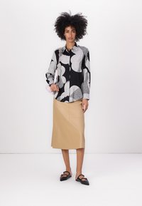 Marimekko MAIJA UNIKKO - Gombos blúz - black/white