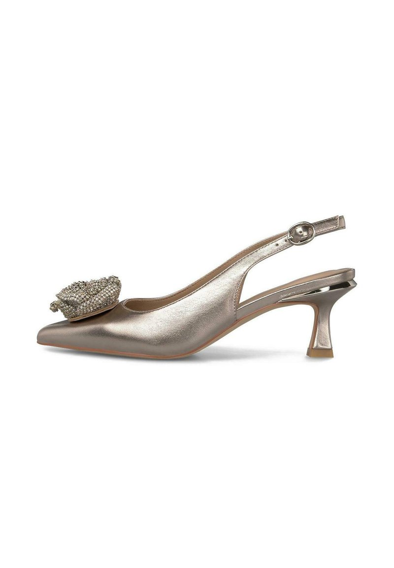 Zapato slingback metálico dorado con punta afilada, tacón pequeño y detalle floral embellido en la punta. Textura suave con un acabado brillante.