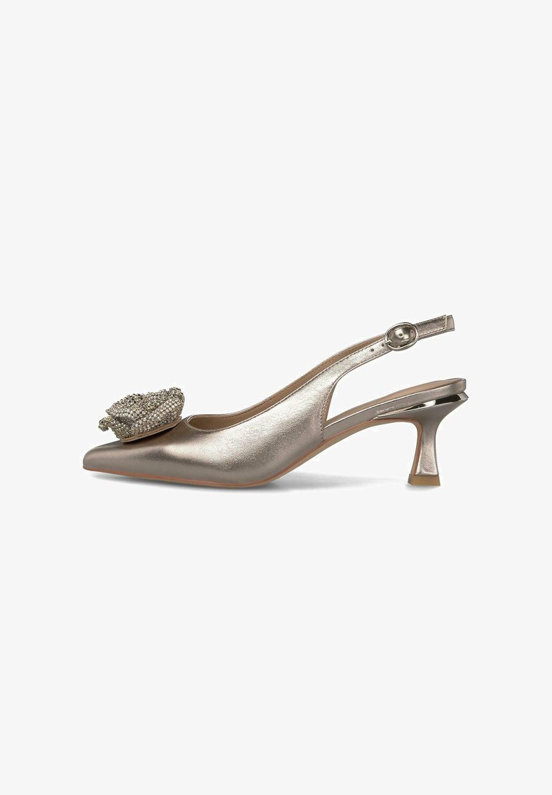 Zapato slingback metálico dorado con punta afilada, tacón pequeño y detalle floral embellido en la punta. Textura suave con un acabado brillante.
