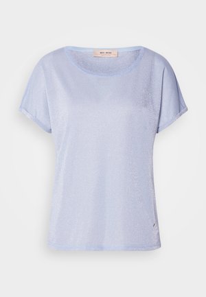 Šviesiai mėlyna trumpa rankovė T-marškiniai, pagaminti iš blizgios medžiagos, su apvalia iškirpte ir mažo logotipo detale arti krašto.