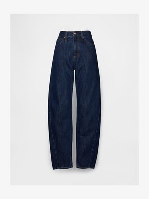 Tamno plave traperice visokog struka s opuštenim krojem, s pet džepova, jednim dugmetom sprijeda i šavovima sa prošivenim detaljima.