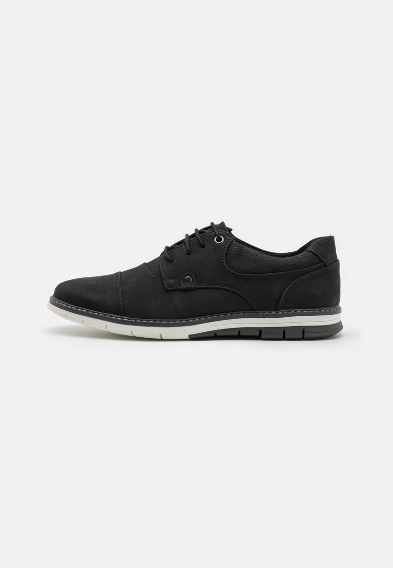Sapatos de couro pretos com textura suave, bico arredondado, design com atacadores, sola de borracha cinza e pormenores perfurados nas laterais.