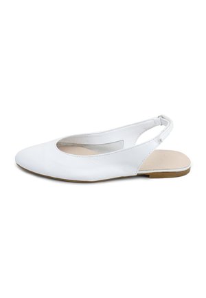 Zapato slingback plano de cuero blanco con puntera puntiaguda y suela marrón, mostrado sobre un fondo blanco.