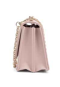 Borsa sintetica rosa con un design strutturato, dotata di una tracolla in catena dorata, texture plissettata e chiusura con zip nella parte superiore.