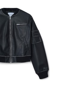 Veste bomber en cuir noir avec fermeture éclair, poignets côtelés et poche poitrine avec des accents en tissu supplémentaires sur les manches.