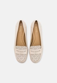 MICHAEL Michael Kors FRANCES - Klassikalised kontsakingad - light cream