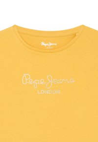 Geltona medvilninė marškinė su apvalia iškirpte ir žvilgančiais cirkonio tekstu "Pepe Jeans LONDON" priekyje.