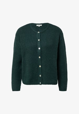 Gilet en tricot vert foncé avec une texture côtelée, un col arrondi et des boutons recouverts de tissu sur le devant. Manches longues.