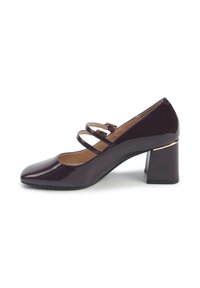 Zapato de charol burdeos con punta afilada, dos tiras cruzadas y un tacón ancho con un acento dorado. Textura suave con un acabado brillante.
