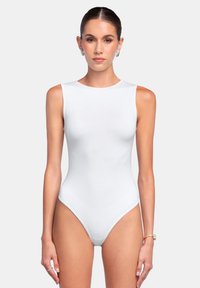 Weißes, ärmelloses Bodysuit mit hohem Kragen, glatter Textur und minimalen Nähten. Entworfen für eine enganliegende Silhouette.