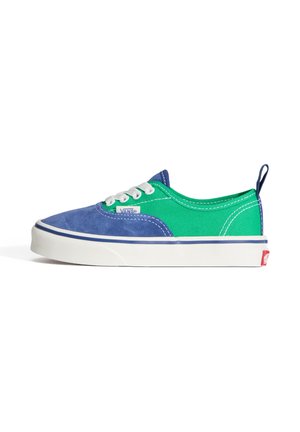 Sneaker Vans low-top con punta in suede blu e lati in canvas verde, lacci bianchi e suola in gomma bianca con striscia blu.