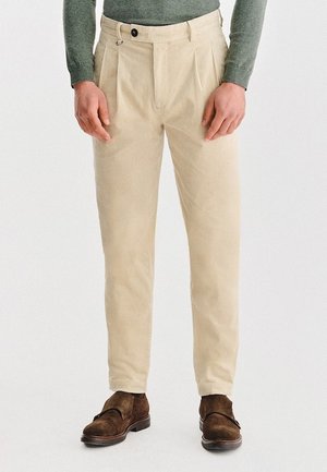 - Spodnie materiałowe