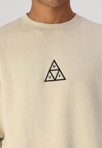 HUF TRIPLE TRIANGLE CREWNECK UNISEX - Sportska majica - stone