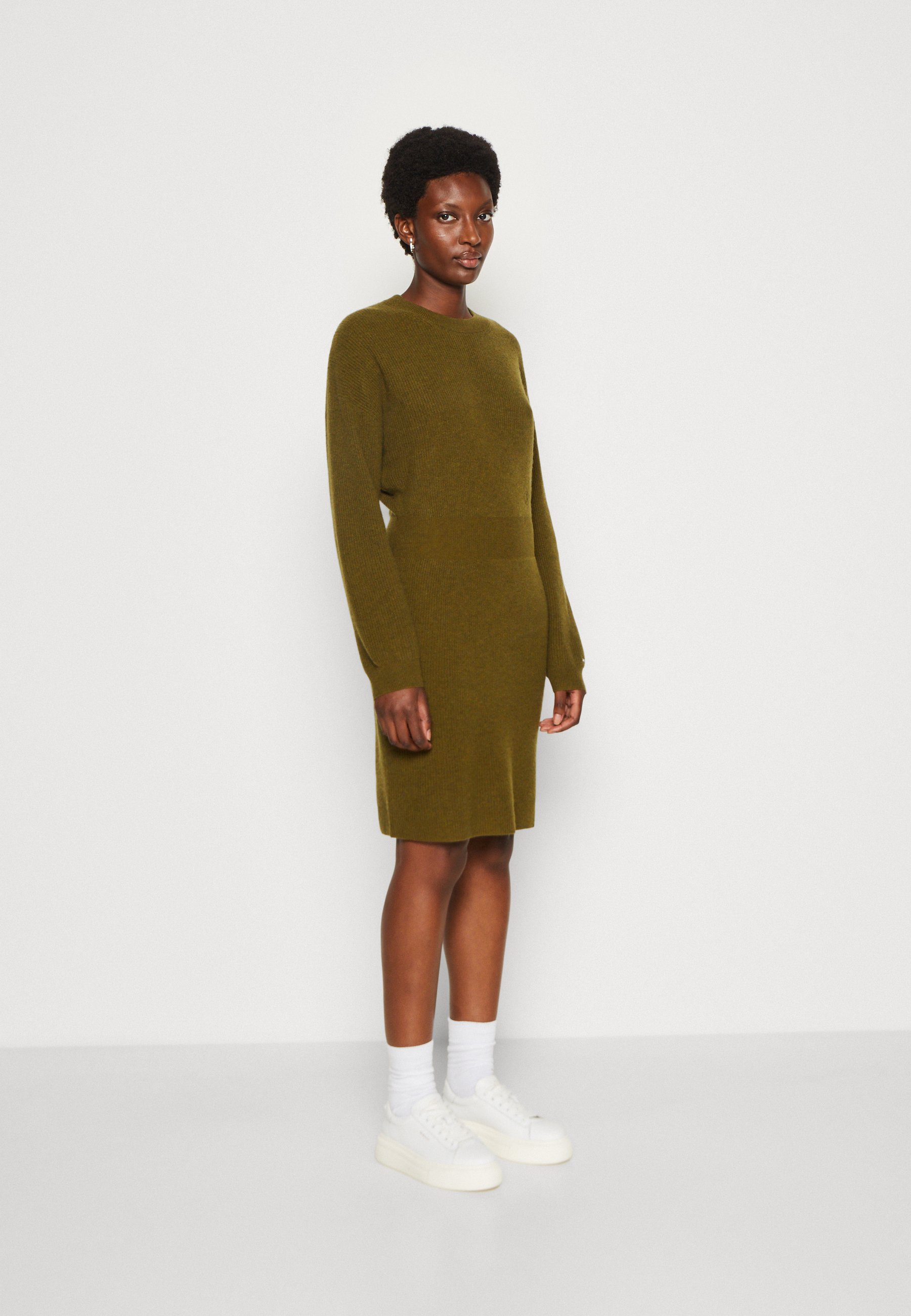 Tommy Hilfiger WAISTED DRESS WOOL AND CASHMERE MIX WITH EMBROIDERED LOGO -  Strickkleid - putting green/oliv