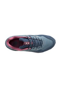 Sneakers in denim blu con interno rosa, caratterizzati da lacci grigi e un motivo testurizzato. Punta arrotondata e suola in gomma con branding minimale.