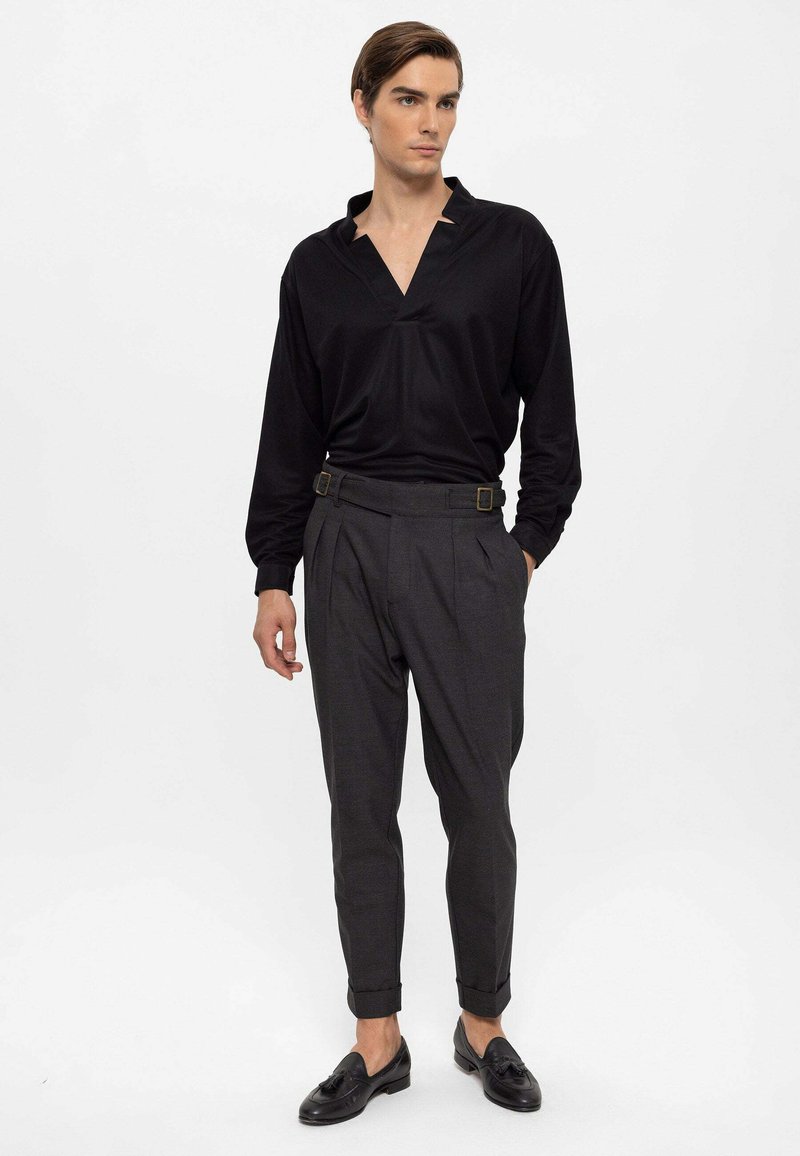 Antioch PLEATED WITH BUCKLE BELT DETAIL - Stoffhose - smoked 