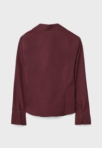 Bordeaux langærmet skjorte med klassisk krave, glat tekstur, knapmansjetter og en buet fald. Bagfra viser den et minimalistisk design.