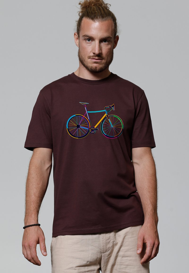 Bordeaux katoenen t-shirt met een kleurraf fietsafbeelding, voorzien van gele wielen en een meerkleurige accenten, tegen een neutrale achtergrond.