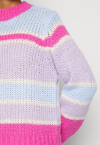 Stickad tröja med breda ränder i rosa, lavendel och ljusblått, med ribbad halsringning och muddar, som visar en lätt, strukturerad mönster.