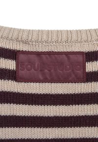 Strickpullover mit abwechselnden beige und dunkelmaroonen Streifen. Enthält ein dunkelmaroones Stoffetikett mit eingeprägtem Text "SOULSTUDIO."