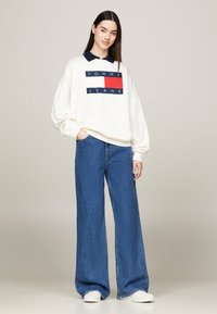 Tommy Jeans FLAG OVERSIZED FIT - Felpa - ancient white