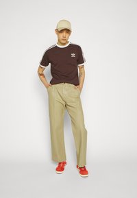 adidas Originals STRIPES TEE - T-shirt print - shadow brown