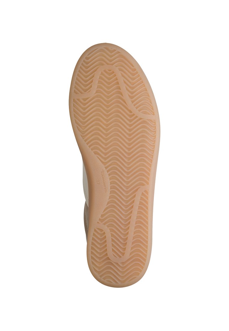 Podeszwa buta wykonana z beżowego materiału gumowego o falistej fakturze i wzorzystym bieżniku, zaprojektowana z myślą o przyczepności i trwałości.