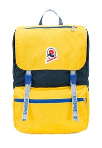 Zaino giallo e blu scuro con patta, tasca frontale con zip e logo; tessuto resistente con dettagli e accessori blu.
