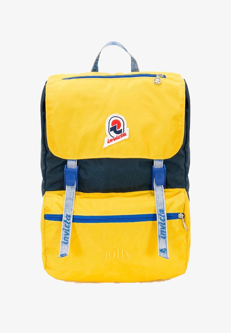 Zaino giallo e blu scuro con patta, tasca frontale con zip e logo; tessuto resistente con dettagli e accessori blu.