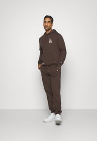 New Era MLB LOS ANGELES DODGERS LEAGUE ESSENTIALS HOODY - Squadra - brown/white