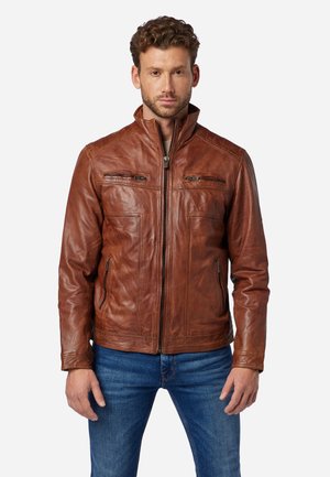 Braune Lederjacke mit Stehkragen, zwei Brusttaschen und Seitentaschen. Weiche Textur und leicht taillierter Schnitt.