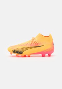 Scarpa da calcio gialla brillante con strisce nere, tomaia texturizzata, design mid-top e suola traslucida rosa, con il dettaglio "FOREVER FA" sul lato.