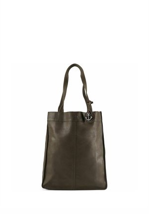 Borsa tote in pelle verde oliva con doppio manico, texture liscia, forma piatta e ciondolo decorativo a forma di ancora argentata. Ideale per l'uso quotidiano.