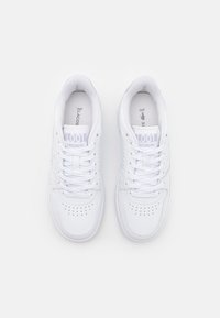 Weiße Schnürsneaker mit perforierten Details, flachen Schnürsenkeln und strukturierten Gummisohlen. Mit markierten Einlegesohlen und einem dezenten Logo.