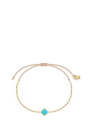 Guld kæde armbånd med justerbar beige snor og turkis firkløvervedhæng i midten.