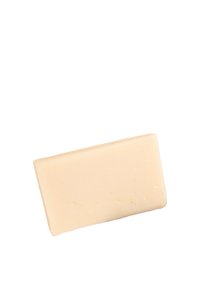 Saponetta rettangolare solida, di colore beige cremoso, con una texture liscia e leggere variazioni sulla superficie, senza marchi o disegni visibili.
