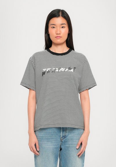 T-shirt a maniche corte a righe in bianco e nero, con un collo rotondo nero a contrasto e una grafica testuale sul petto.
