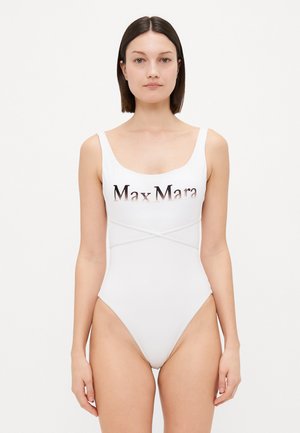 Balts viena gabala peldkostīms ar iegriezumu, platām siksnām un centrālo "Max Mara" logotipu gradienta fontā krūtīs.