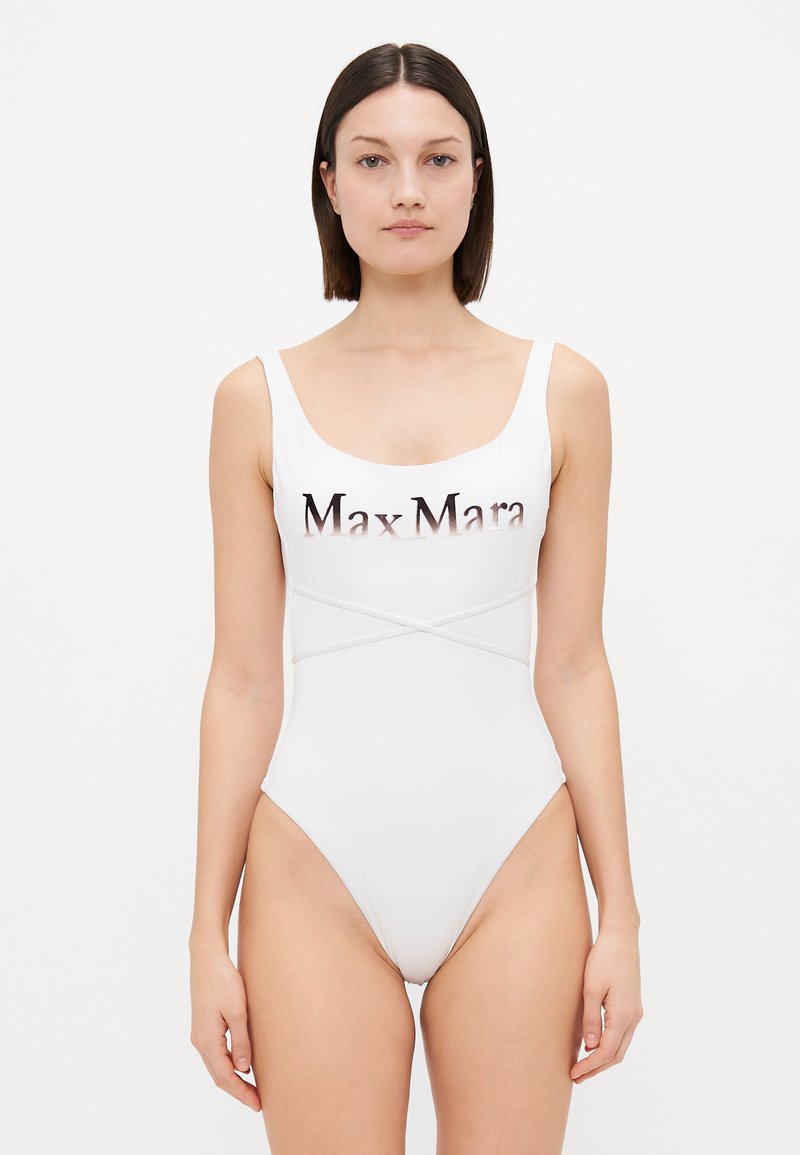 Valkoinen yhden palan uimapuku, jossa on pyöreä pääntie, leveät hihnat ja keskellä rintaa oleva "Max Mara" -logo, joka on gradienttifontilla.