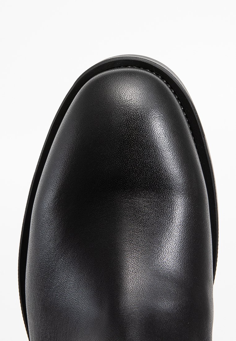 Schwarze Leder-Schnürschuhe mit glatter Oberfläche, abgerundeter Zehenpartie und schwarzer Gummisohle. Verfügt über minimale Nähte entlang des Randes.