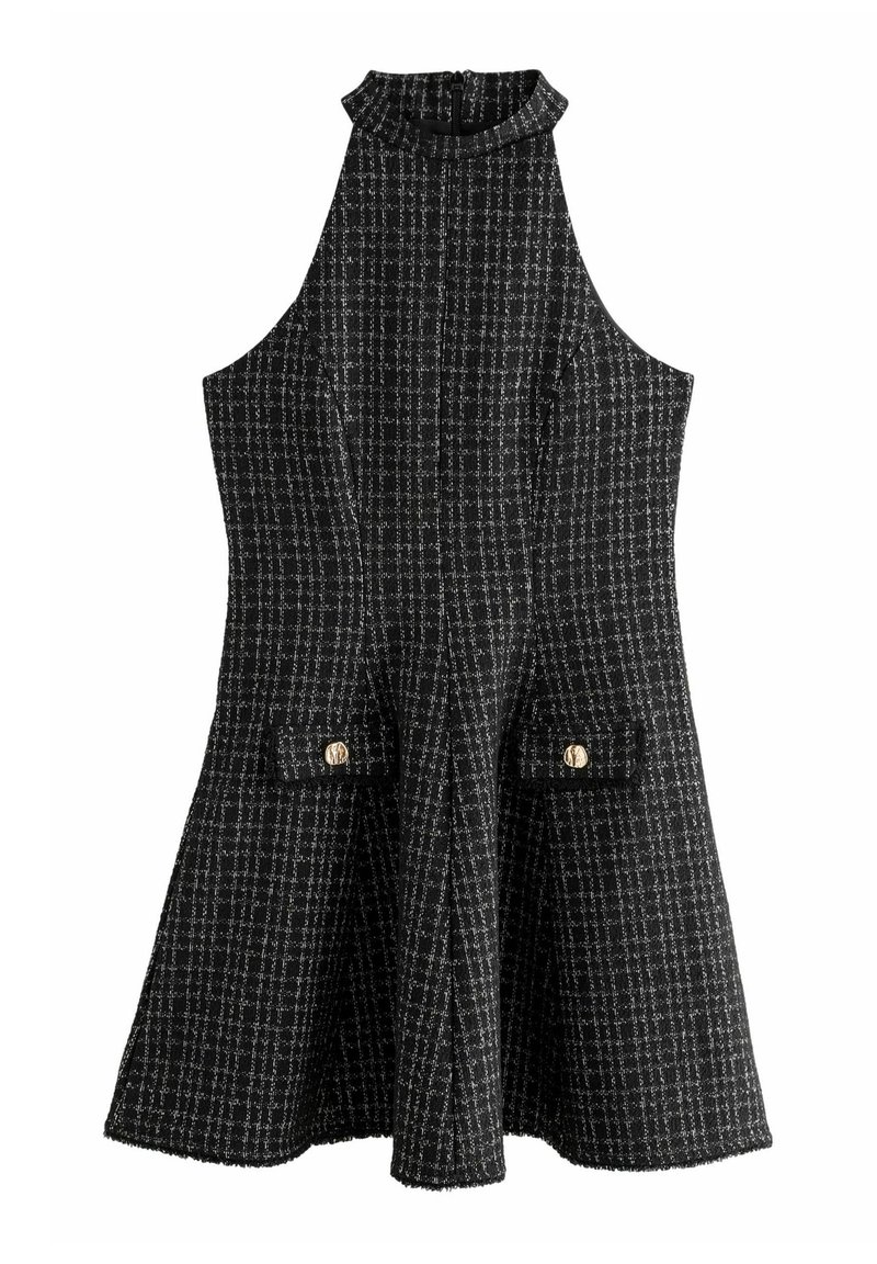 Robe sans manches à carreaux noir et blanc avec un col montant, deux poches avant à rabat avec des boutons dorés et une jupe évasée.