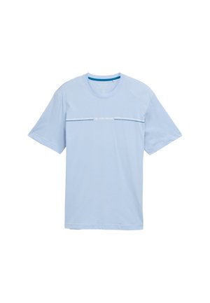 Svetlo modra bombažna majica s kratkimi rokavi, okroglo izrezana, z vodoravno belo črto, ki vsebuje besedilo "TOM TAILOR" na sredini.